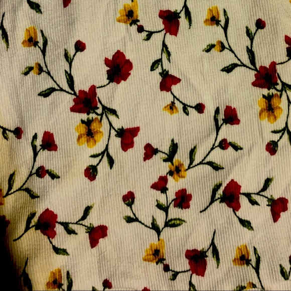 BEAUTIFUL FLORAL TOP - Picture 2 of 4